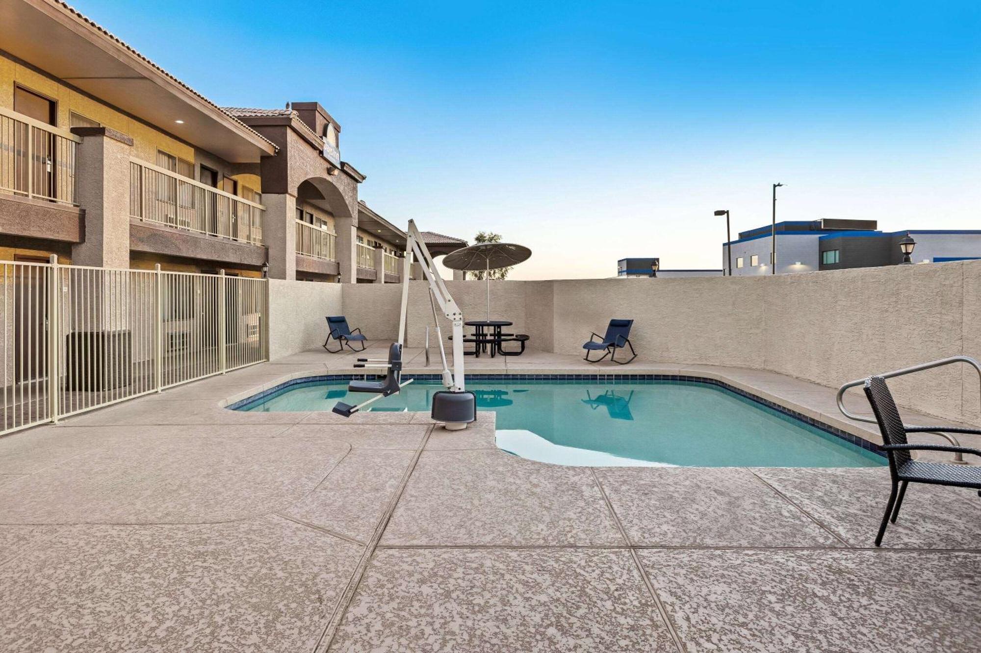 Days Inn By Wyndham Buckeye Esterno foto
