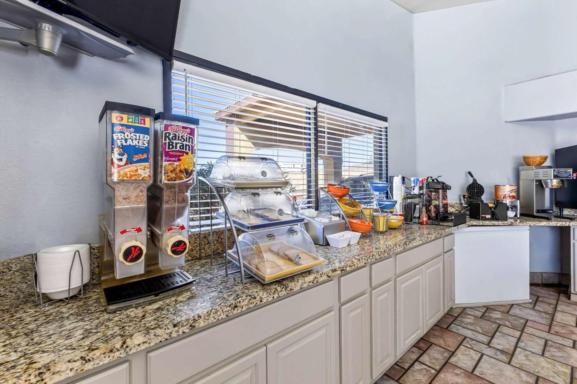 Days Inn By Wyndham Buckeye Esterno foto